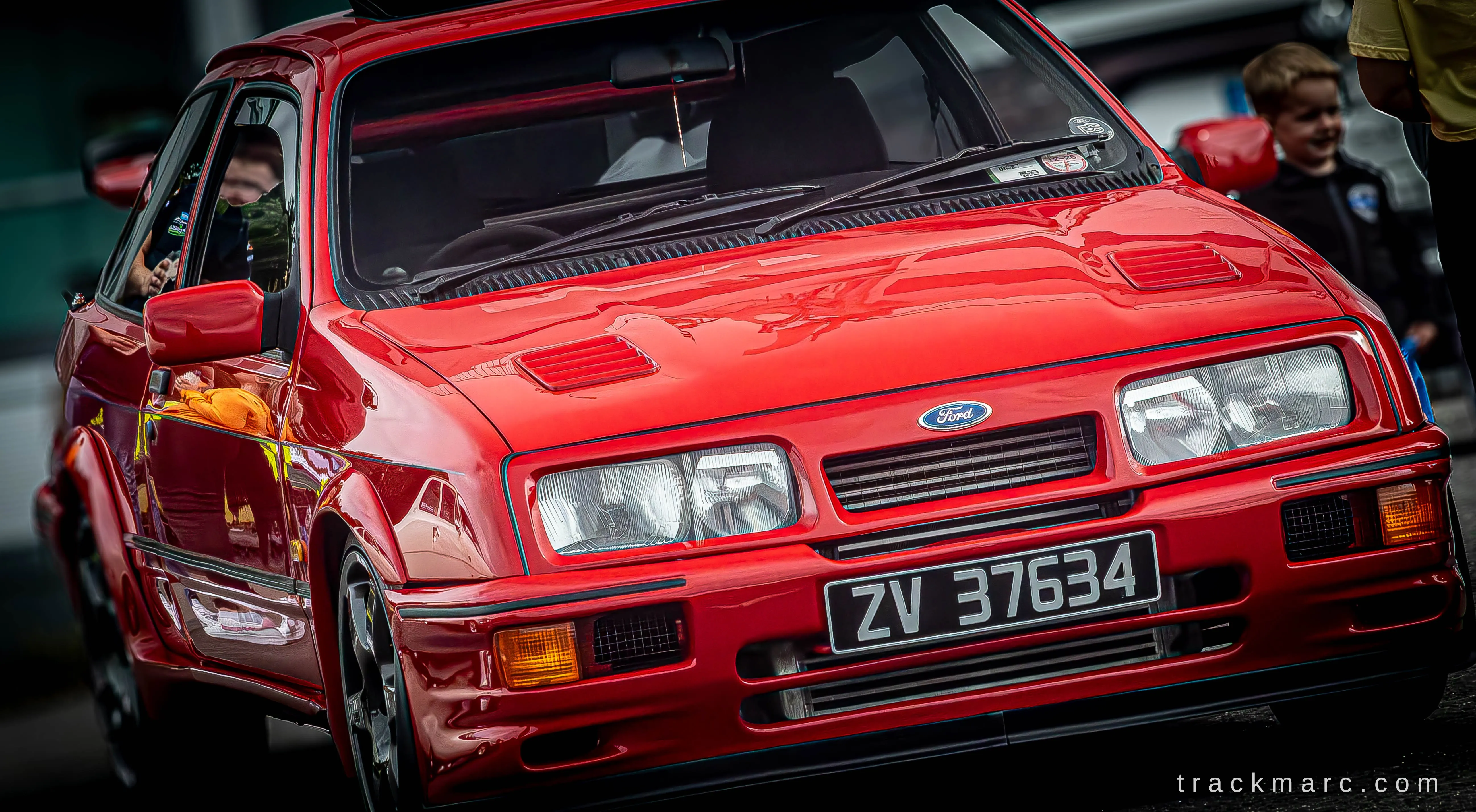 Ford Sierra RS Cosworth and a Young Fan — Retrostock