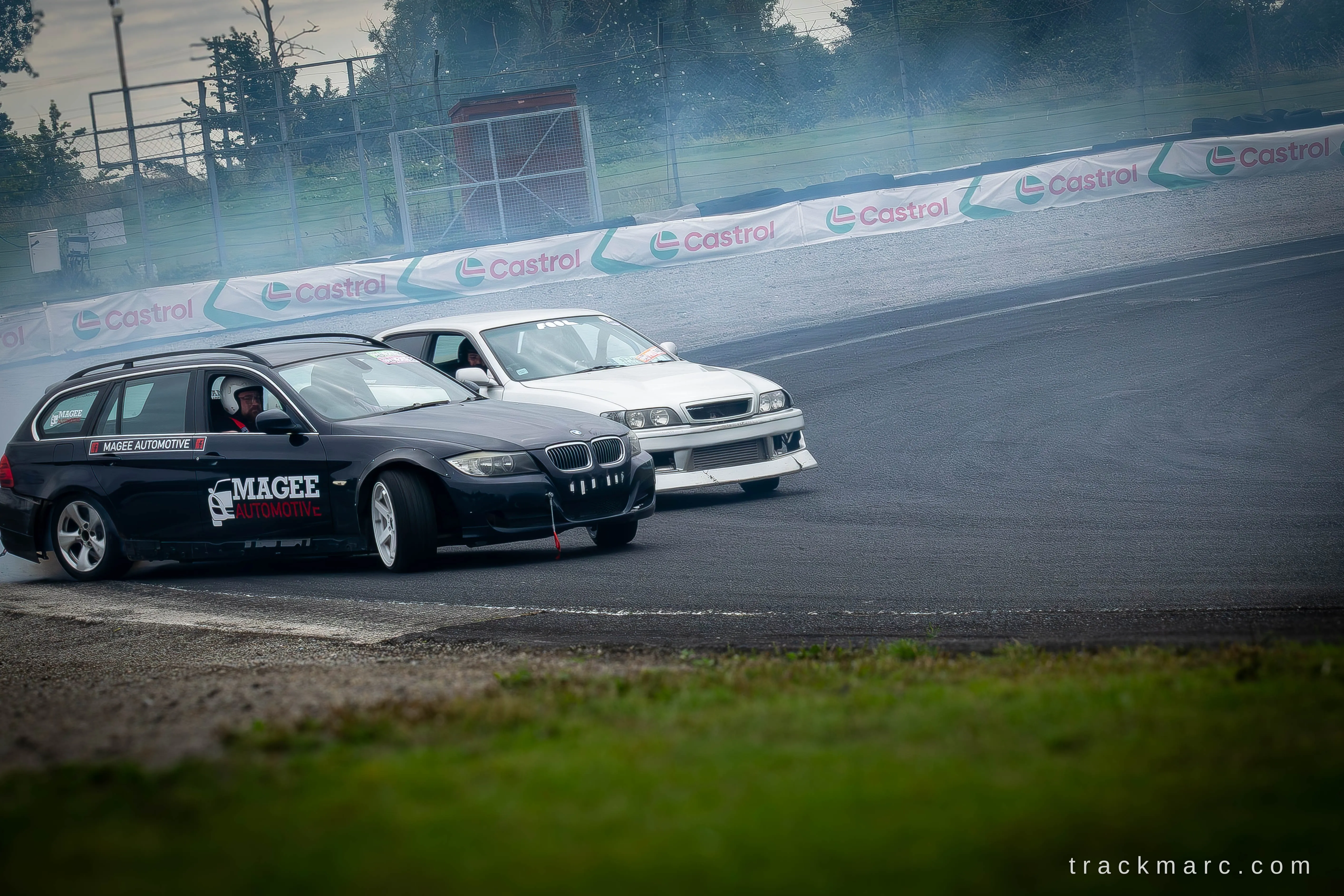 BMW 3 Series Touring and Toyota Chaser drift battle