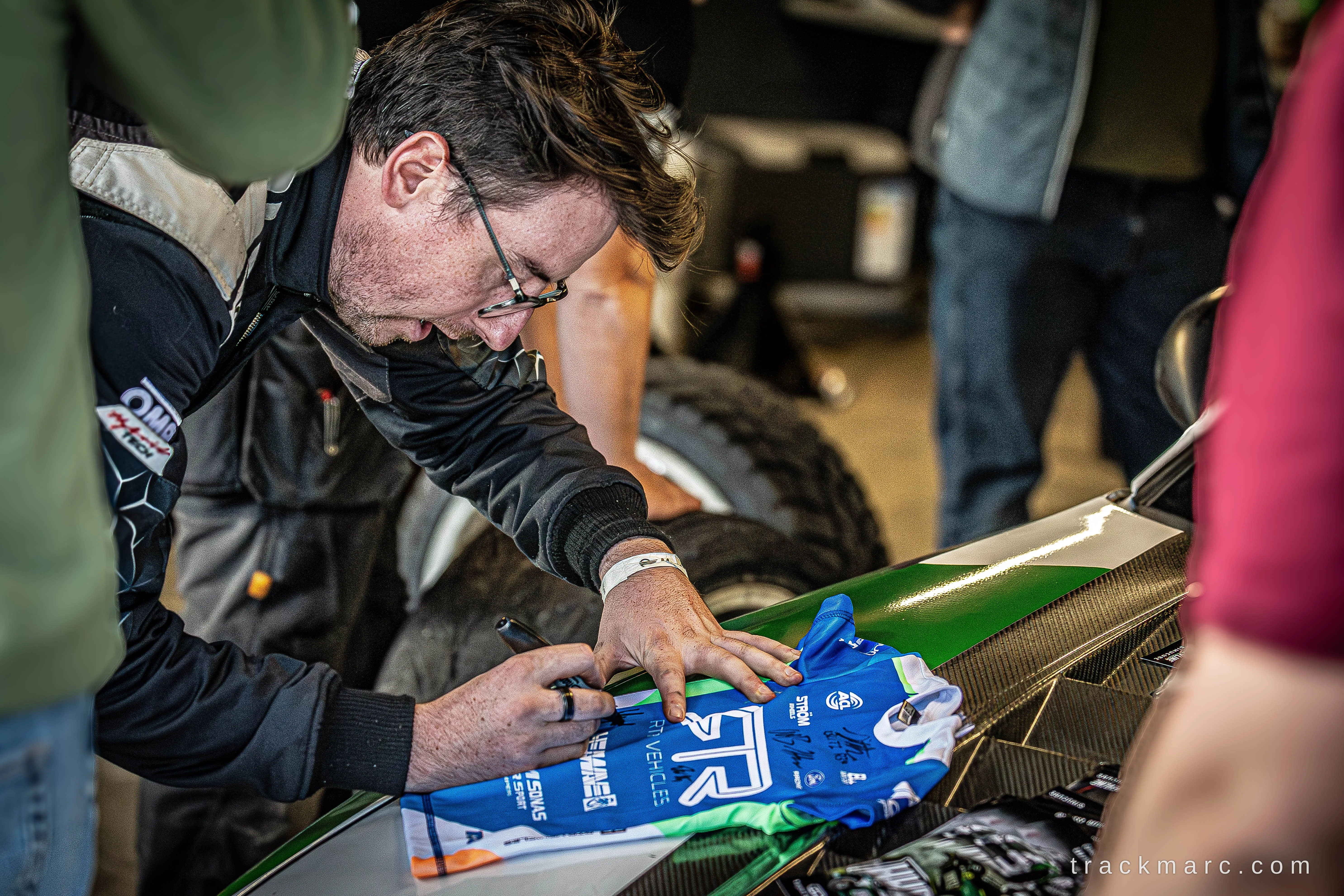 Alan Hynes signing merchandise — 130 Showdown