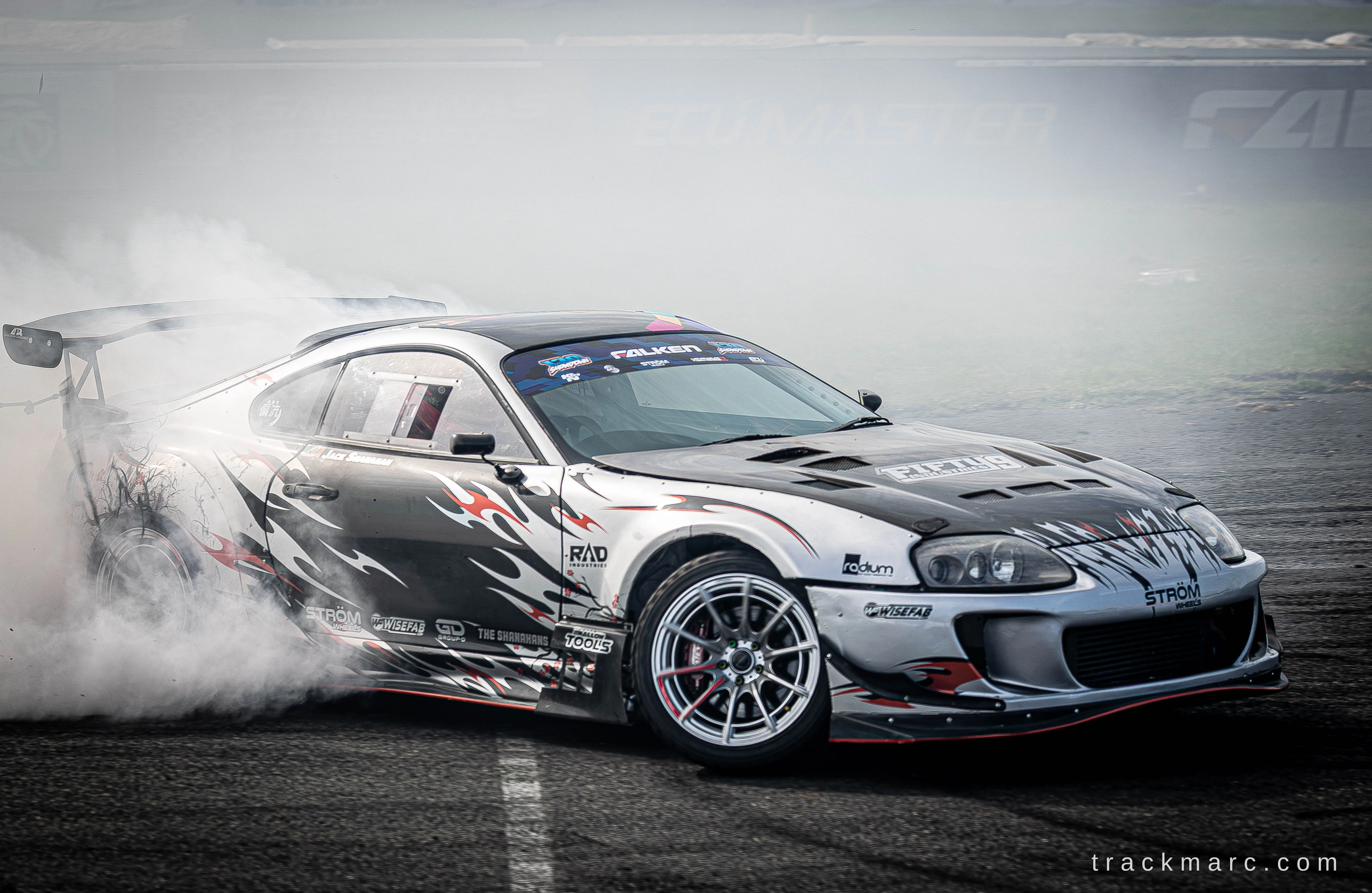 Toyota Supra A80 drifting at 130 Showdown